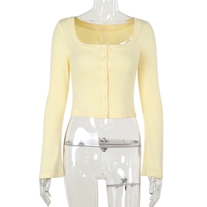 Dettaglio del cardigan in maglia giallo tenue con scollo a square e bottoni frontali