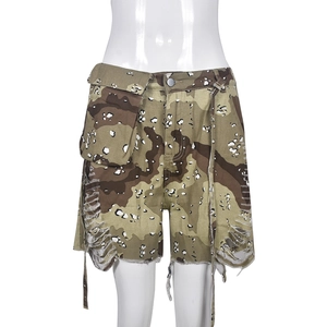 Détails du short cargo camouflage avec des glands effilochés et des ourlets usés