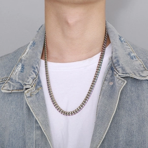 Regenbogen-Cuban-Kette aus Edelstahl am Modell getragen im modischen Streetwear-Stil