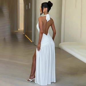 Détail du dos nu élégant et de la fente latérale haute sur cette robe longue blanche licou