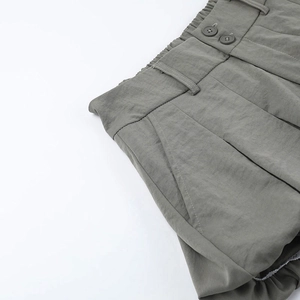 Detail der graugrünen Minirock-Taille mit Doppelknöpfen und hochwertigem Twill-Gewebe