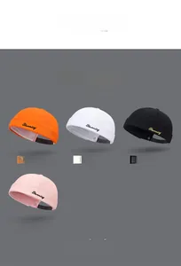 Mise à plat de bonnets Miki rétro en orange, blanc, noir et rose avec broderie Stunning