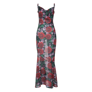 Détail d'une robe longue ajustée à fleurs avec roses rouges et fleurs violettes
