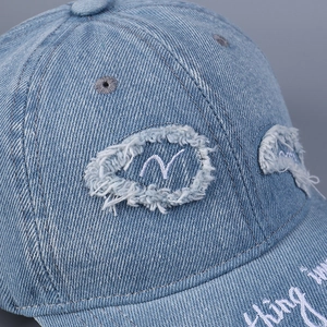 Berretto da baseball in denim azzurro usurato con toppa N e ricamo laterale