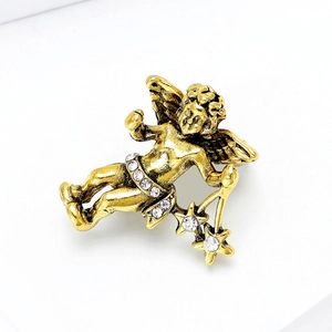 Detailopname van een vintage gouden engelbroche met fonkelende strassteentjes op de boog