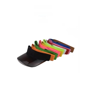 Visières de sport de plusieurs couleurs empilées avec des bords transparents sur fond blanc