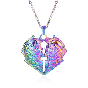 Vue macro d'un pendentif cœur en acier arc-en-ciel avec gravures florales fines