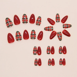 Vue détaillée des faux ongles festifs de Noël à carreaux rouges et verts en amande