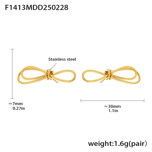 Vue détaillée des boucles d'oreilles nœud en acier inoxydable avec dimensions et placage or 18K