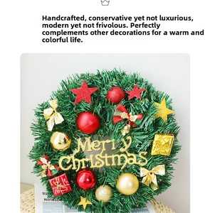 Détails d'aiguilles de pin artificielles avec des boules et des étoiles de Noël rouges et dorées