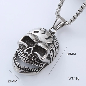 Gros plan du pendentif crâne punk en acier argenté de 38mm de haut et 24mm de large