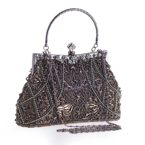 Dettaglio della borsa da sera vintage con ricami di perline e cornice in bronzo