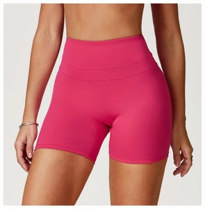 Détail du short de yoga fuchsia taille haute avec trois coutures horizontales renforcées