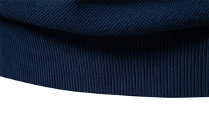 Nahaufnahme eines dunkelblauen Strickpullovers mit Rippensaum und Premium-Baumwolle