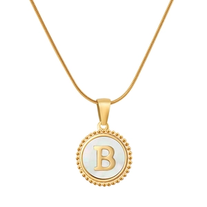 Collana dorata 18K con ciondolo rotondo in madreperla bianca e lettera B incisa sopra