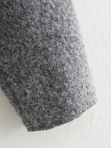 Vue détaillée de la texture en polaire Sherpa grise du manteau court d'hiver