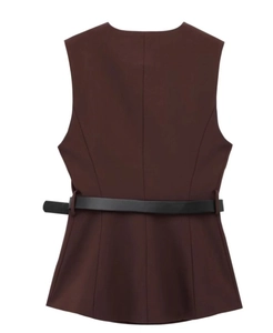Vue arrière du gilet marron chocolat ajusté avec fine ceinture noire sur fond blanc