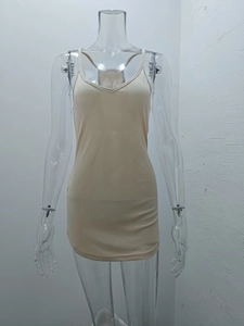 Détail de la robe moulante côtelée abricot montrant la texture douce et la coupe ajustée