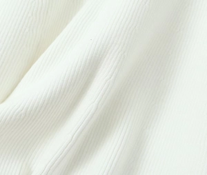 Vista de primer plano del tejido de punto acanalado blanco con encaje elegante