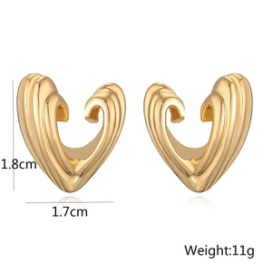 Detailed view of gold heart earrings with size 1.8cm x 1.7cm and weight 11g markers