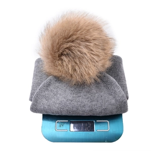 Berretto in maglia grigio per bambini con pompon in ecopelliccia del peso di circa 112g