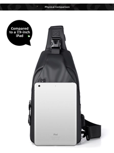 Detaillierter Größenvergleich der schwarzen Brusttasche neben einem 7,9-Zoll-iPad