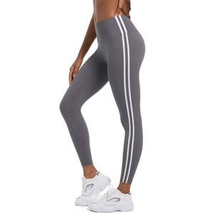 Détail du pantalon de yoga gris à taille haute avec rayures latérales et tissu élastique