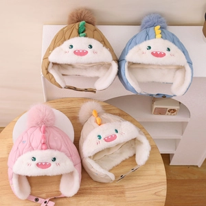 Detalle del forro de felpa blanca gruesa y orejeras en los gorros de invierno para niños
