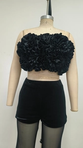 Détail d'un haut bustier noir à plis 3D et d'un short en velours sur un mannequin