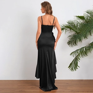 Robe de soirée élégante en satin noir dos nu avec bretelles fines et ourlet à volants