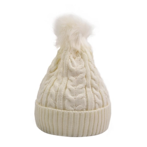 Gros plan du bonnet en maille torsadée blanc crème avec pompon doux et revers épais