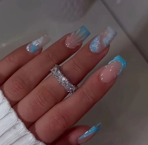 Dettaglio di unghie 3D blu French fishtail con texture a conchiglia e anello d'argento