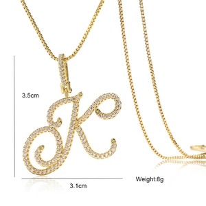Vue détaillée du pendentif lettre K en or avec dimensions de 3,5cm x 3,1cm et un poids de 8g