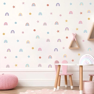 Detail bunter Regenbogen und Sterne Wandsticker in einem gemütlichen Morandi Kinderzimmer