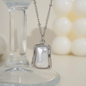 Vue détaillée du collier pendentif carré en perle argentée avec chaîne à billes fine