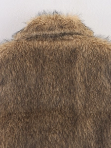 Detailopname van bruin imitatiebont met lange zachte vezels en luxe uitstraling