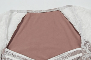 Detail van wit kant en roze stofstiksels op een stijlvolle korte jurk voor dames