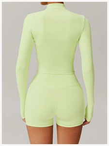 Rückansicht von neongrüner Yoga-Jacke und High Waist Shorts im sportlichen Zweiteiler