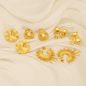 Ensemble de boucles d'oreilles en acier doré avec perles et motifs papillon sur soie