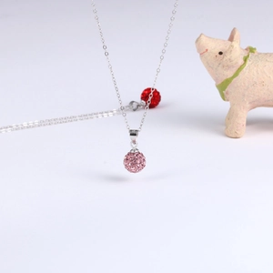Makroaufnahme von S925 Sterlingsilber Anhänger mit rosa Kristallen und glänzenden Strasssteinen