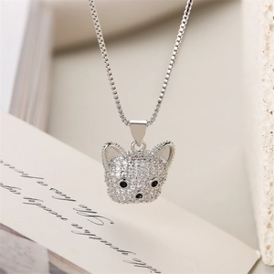 Nahaufnahme von Bulldogge-Anhänger in Silber mit Zirkonia-Besatz und schwarzen Details