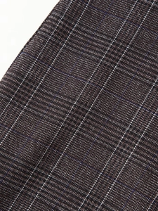 Gros plan du tissu tissé à carreaux marron avec motifs bleus et blancs détaillés