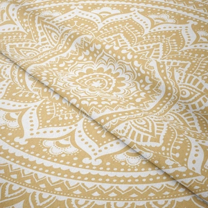 Gros plan d'une tapisserie mandala bohème montrant la texture épaisse et les motifs