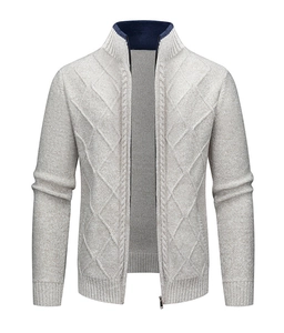 Detailaufnahme der hellgrauen Strickjacke mit Stehkragen und Rautenmuster-Struktur
