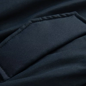 Detailansicht der dunkelblauen Baumwolljacke mit Karomuster, Stricktextur und Nähten
