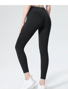 Detailansicht der schwarzen High-Waist-Yogahose mit Push-up-Effekt an der Rückseite
