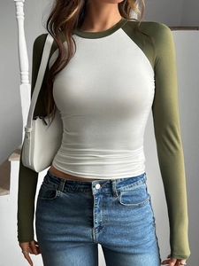 Dettaglio della maglietta Y2K slim fit con maniche raglan bianca e verde oliva su modella