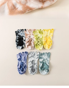 Détail de chaussettes de yoga à cinq orteils avec sangles croisées et tissu en coton tie-dye