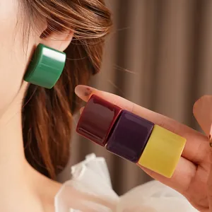 Orecchini a perno geometrici quadrati in resina colorata in stile retrò minimalista