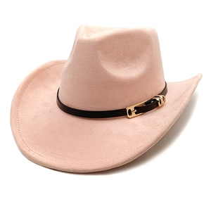 Draufsicht auf rosa Wildleder-Cowboyhut mit breiter Krempe und schwarzem Lederband-Detail